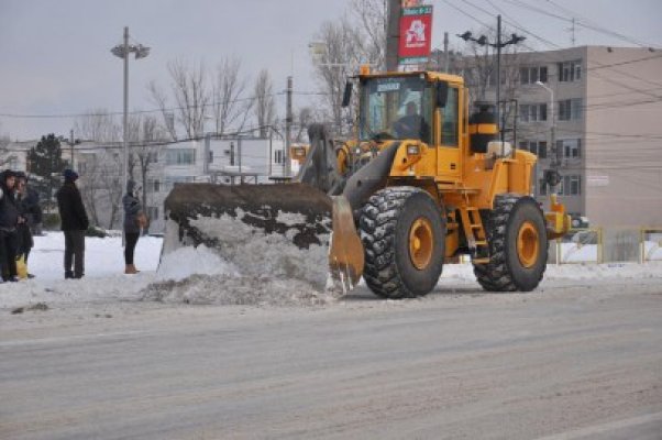 Pregătiri pentru iarnă grea: drumarii cumpără zeci de tone de material antiderapant